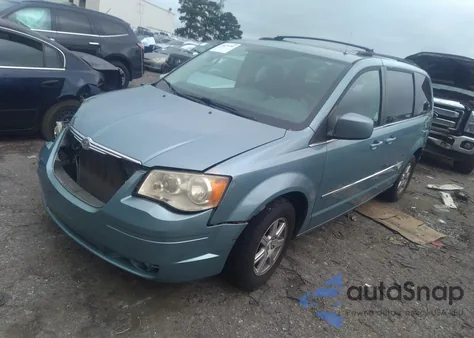 2010 Chrysler Town & Country Touring z USA, uszkodzony, nr VIN 2A4RR5D14AR228906